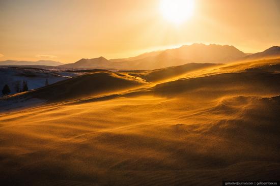 Snow-covered Chara Sands desert, Siberia, Russia, photo 13