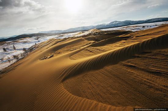 Snow-covered Chara Sands desert, Siberia, Russia, photo 6