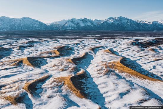 Snow-covered Chara Sands desert, Siberia, Russia, photo 8