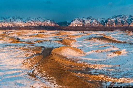 Snow-covered Chara Sands desert, Siberia, Russia, photo 9