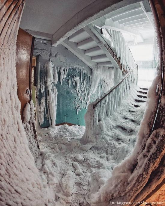 Frozen Abandoned Apartment Buildings in Vorkuta, Russia, photo 11