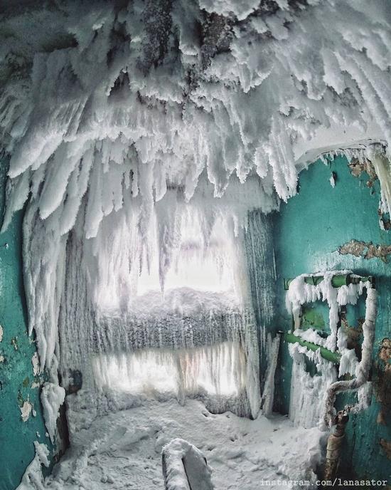 Frozen Abandoned Apartment Buildings in Vorkuta, Russia, photo 12