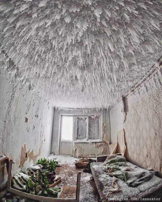 Frozen Abandoned Apartment Buildings in Vorkuta, Russia, photo 14