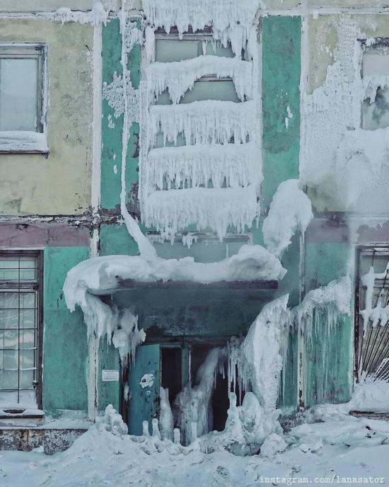 Frozen Abandoned Apartment Buildings in Vorkuta, Russia, photo 16