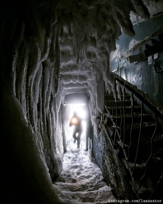 Frozen Abandoned Apartment Buildings in Vorkuta, Russia, photo 6