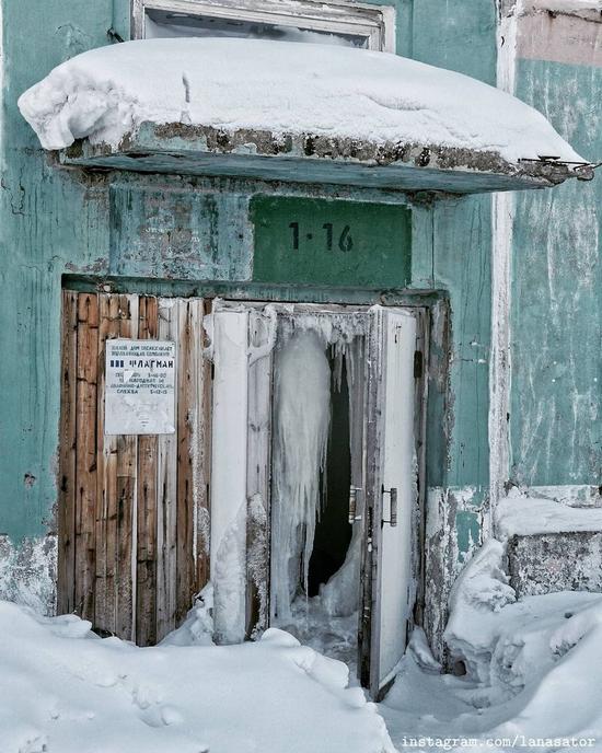 Frozen Abandoned Apartment Buildings in Vorkuta, Russia, photo 7